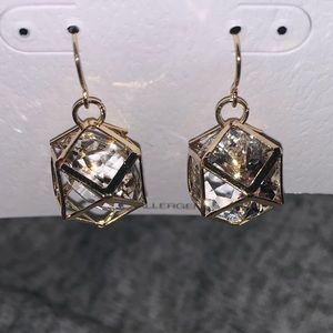 Dangle earrings beautiful!!